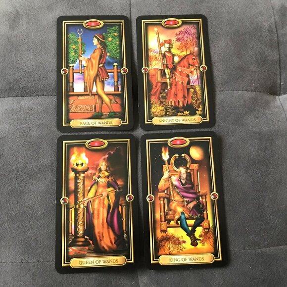 Easy Tarot Kit featuring Gilded Tarot Ciro Marchetti & Spread Sheet - Picture 6 of 11